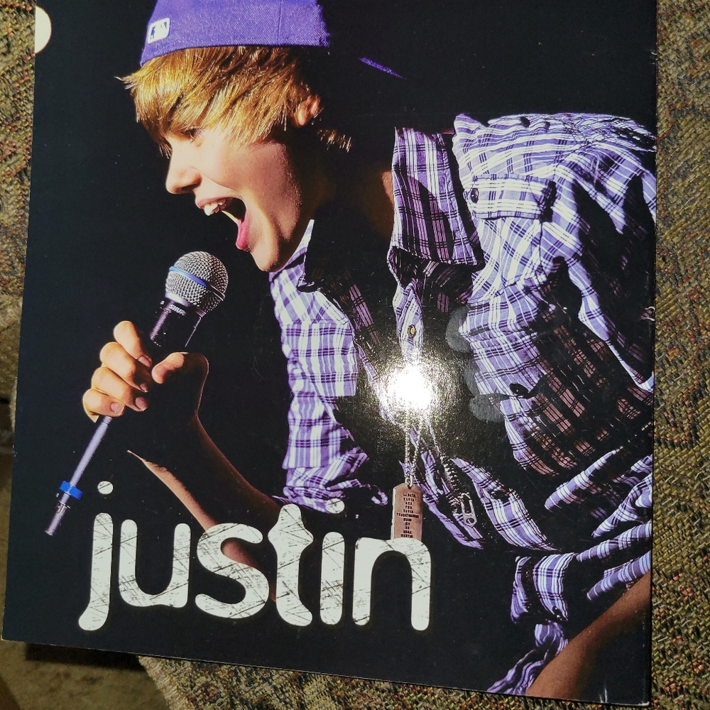 Justin Bieber Life Story-2 mags & 1 concert pictorial book (initialed by Justin) - Picture 3 of 14